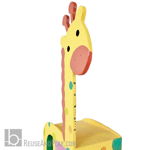 Homemade DIY kids Bookshelf Giraffe | Reuse and Play